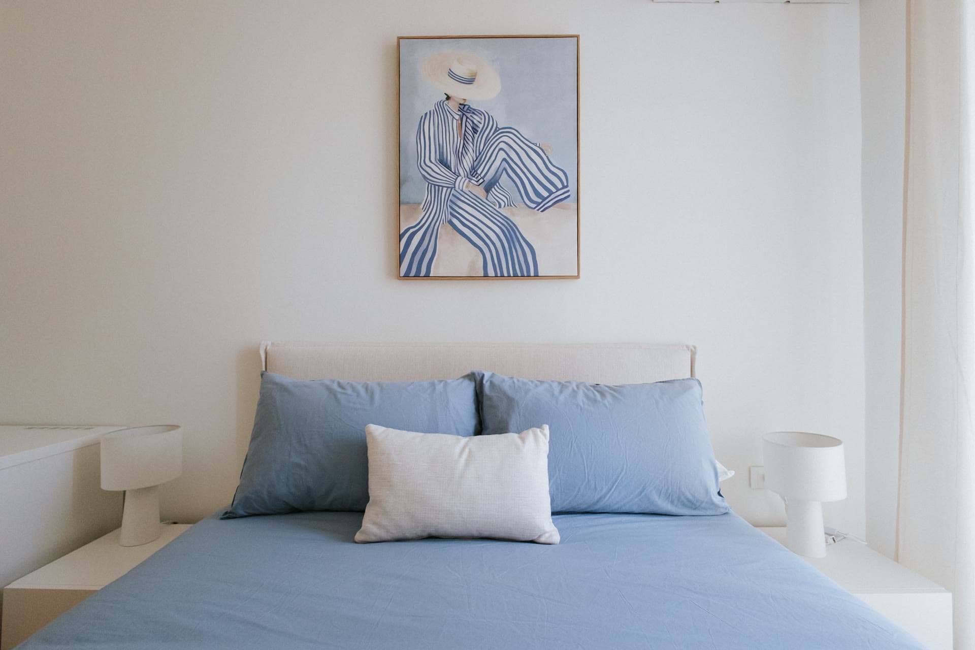 A bedroom dressed in blue linen at Lula Mare
